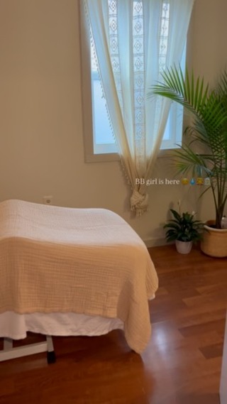 Meet Oxy Velour. She’s a super hydrator. Topical oxygen increases product absorption✨

Book any of our Oxygen Dome treatments to see just how dewy your skin can be 💕